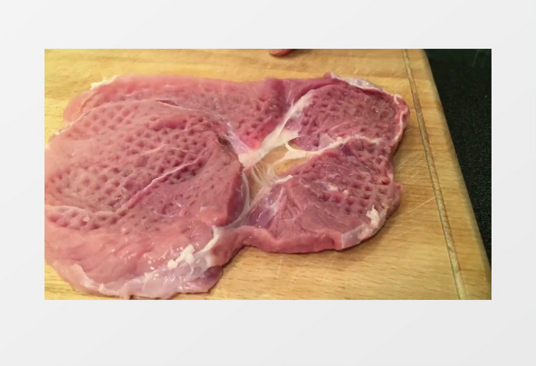高清拍摄厨师不断捶打案板上的肉排肉质松软工艺流程实拍视频素材