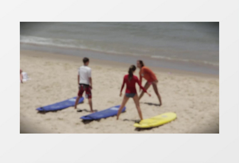 高清模糊散景拍摄海边沙滩夏天教授年轻人瑜伽动作实拍视频素材