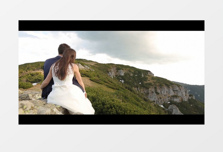 高清近距离拍摄夏季户外山顶情侣夫妻蜜月拥抱浪漫旅行实拍视频素材
