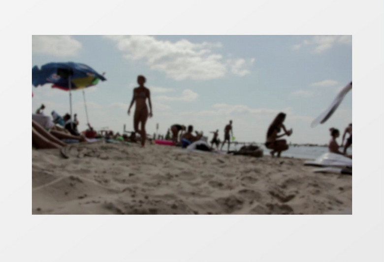 模糊散景拍摄户外沙滩海边海滩人群休闲度假游泳晒太阳实拍视频素材