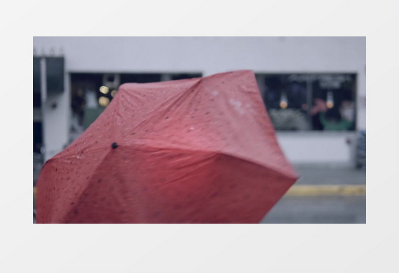 冬天城市下雨女孩街道散步实拍视频素材