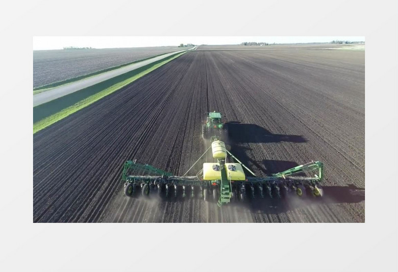 航拍白天农业农场田野天地拖拉机种植播种实拍视频素材