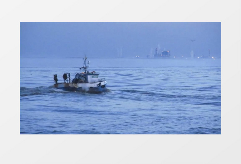 港口渔船下海捕鱼实拍视频素材