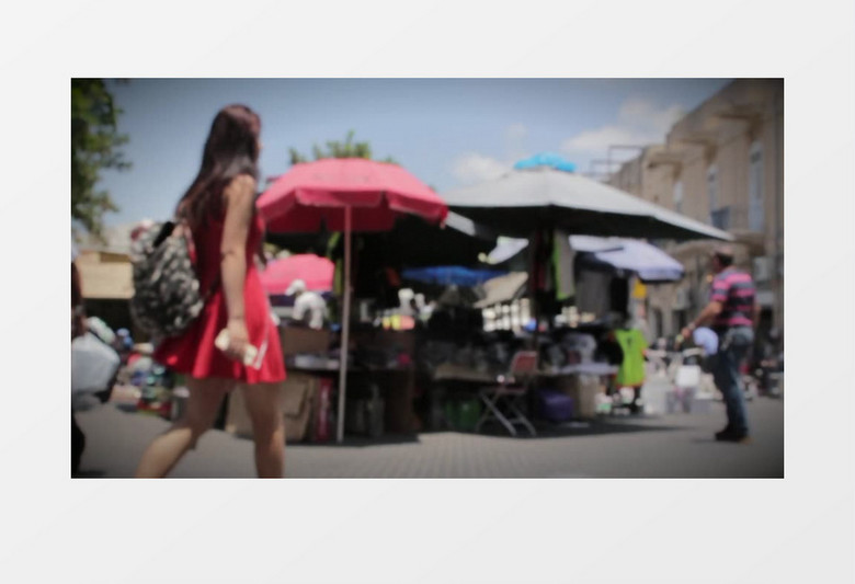 模糊散景拍摄夏天乡镇跳蚤市场女子行人购物实拍视频素材