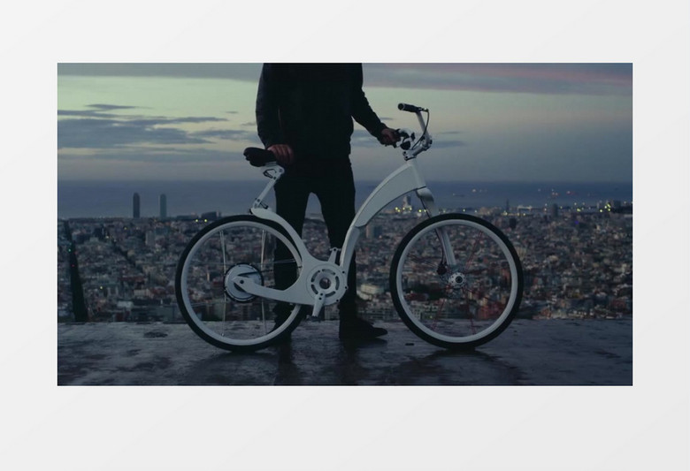 高清拍摄户外城市人展示新型折叠白色自行车骑车骑行实拍视频素材