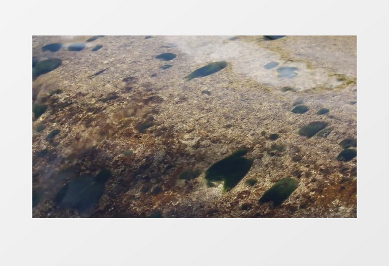 清澈见底透明的流水实拍视频素材