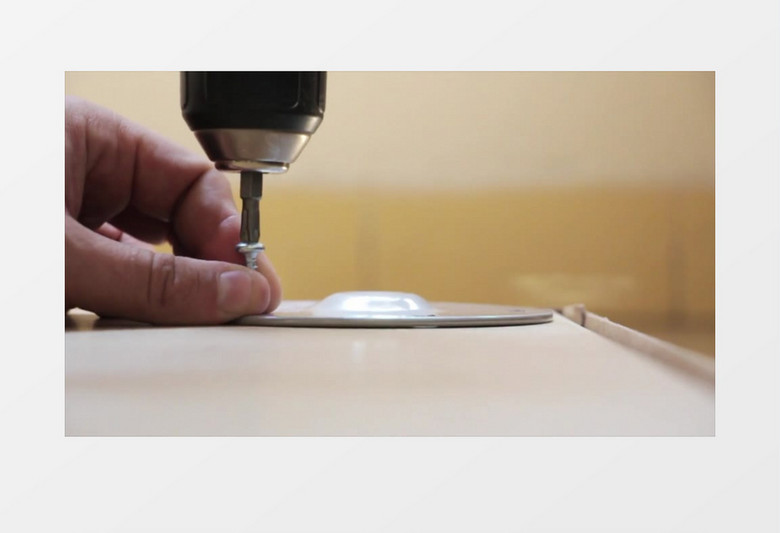 木匠工人手电转攻螺纹实拍视频素材