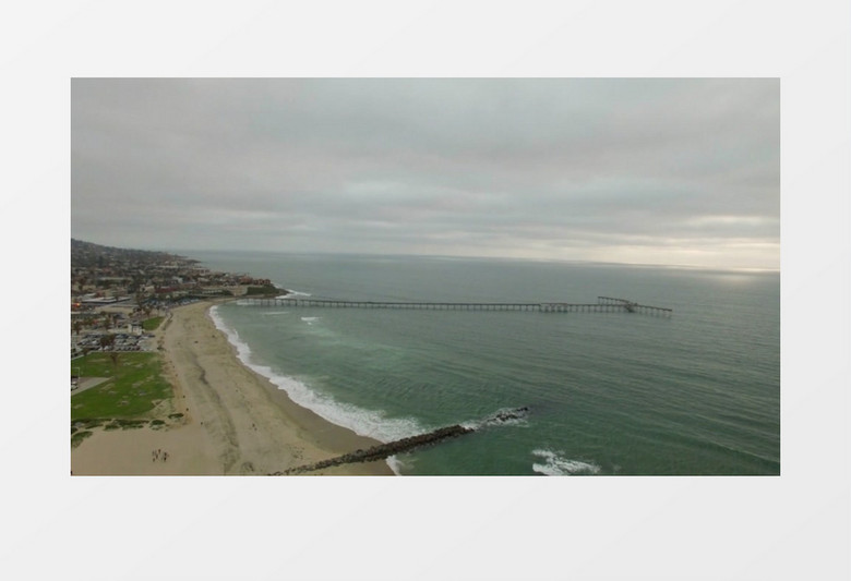 度假海滩无人飞机在海边飞行实拍视频
