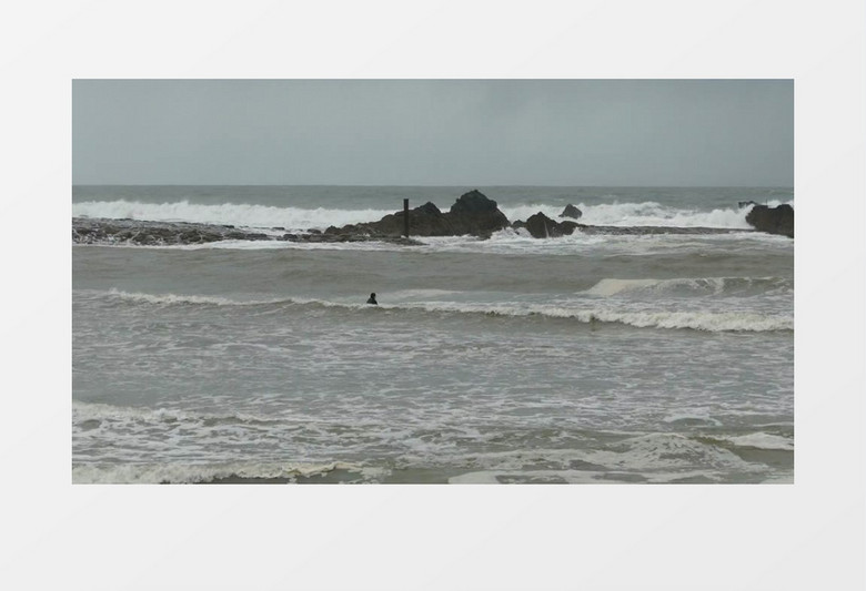 在海浪翻涌的海边进行户外运动实拍视频