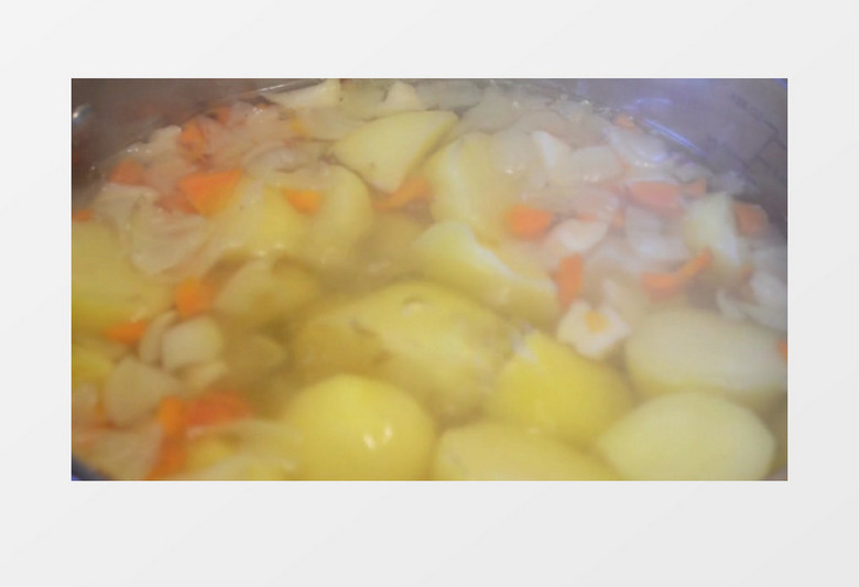 近距离拍摄一直煮沸的土豆美味诱人实拍视频素材