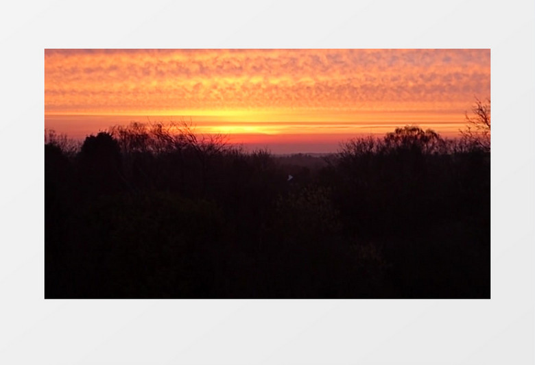 暮光下的草原日落景象红色的上空震撼壮观实拍视频素材