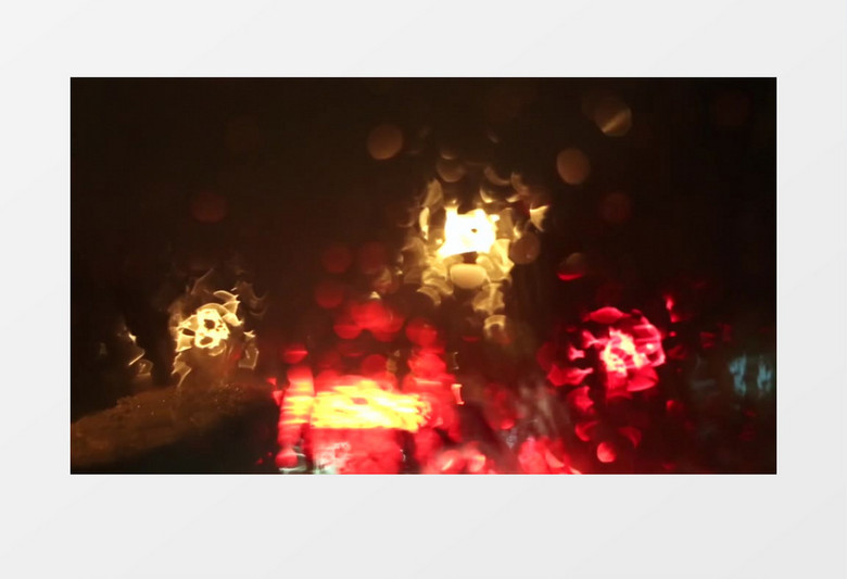 红色汽车灯雨天模糊场景实拍视频