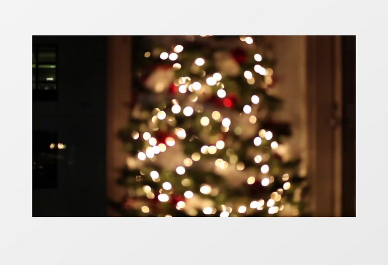 聚焦变换散景圣诞节圣诞树实拍视频素材