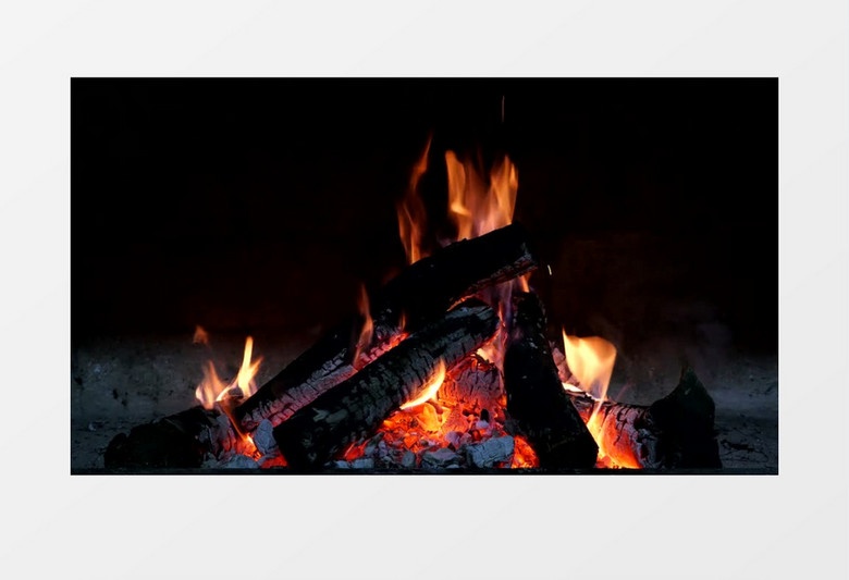 火焰燃烧发出温暖的火光实拍视频
