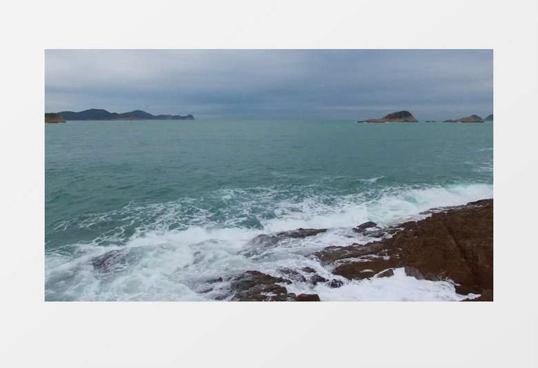 高清航拍漂流的海水拍着着礁石激起的千层浪花实拍视频素材