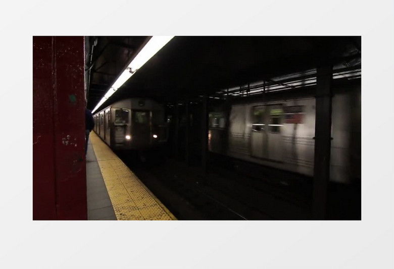 侧拍地铁站疾驰而过的列车实拍视频素材