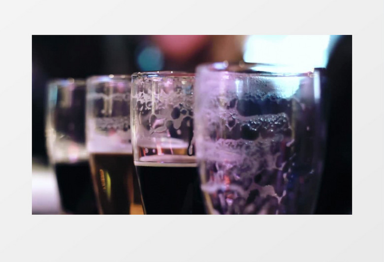 近距离拍摄桌上盛有啤酒的酒杯有人取用饮酒实拍视频素材