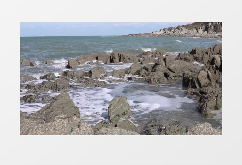 海滩上海浪涌起实拍视频