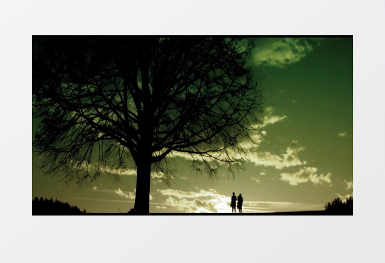 高清户外秋天傍晚黄昏父子二人一起徒步旅行流浪实拍视频素材