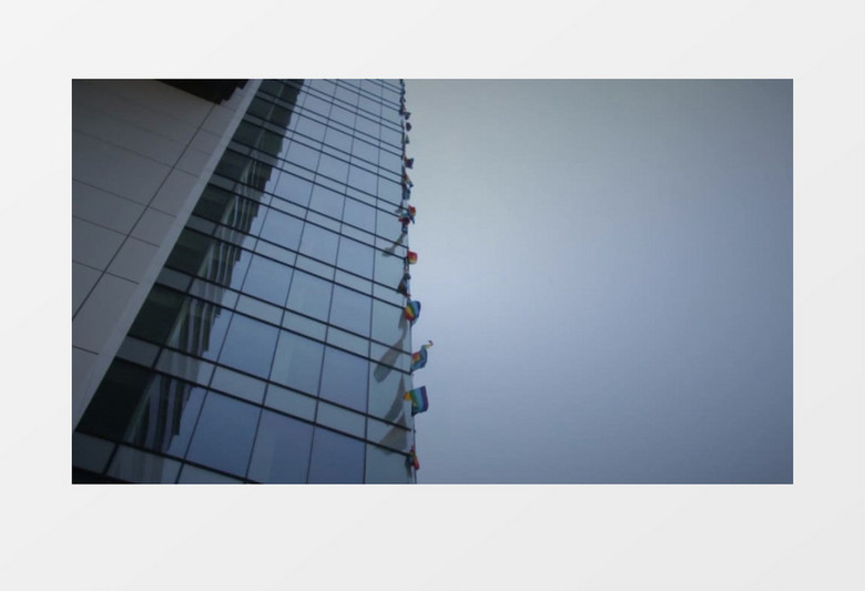 高清近距离拍摄恶劣天气摩天楼办公楼国旗彩旗飘飘实拍视频素材