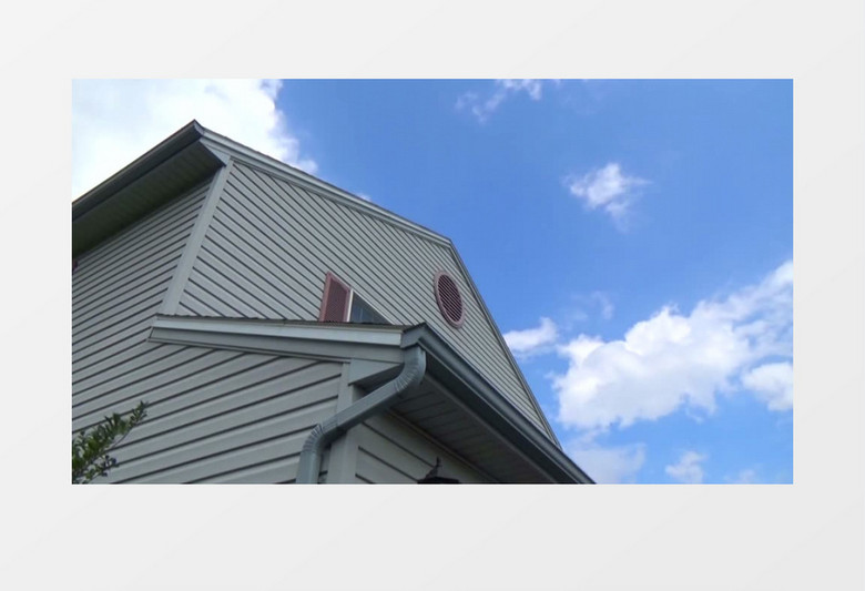 高清实拍蓝蓝的天空白白的云郊外的小房子实拍视频素材