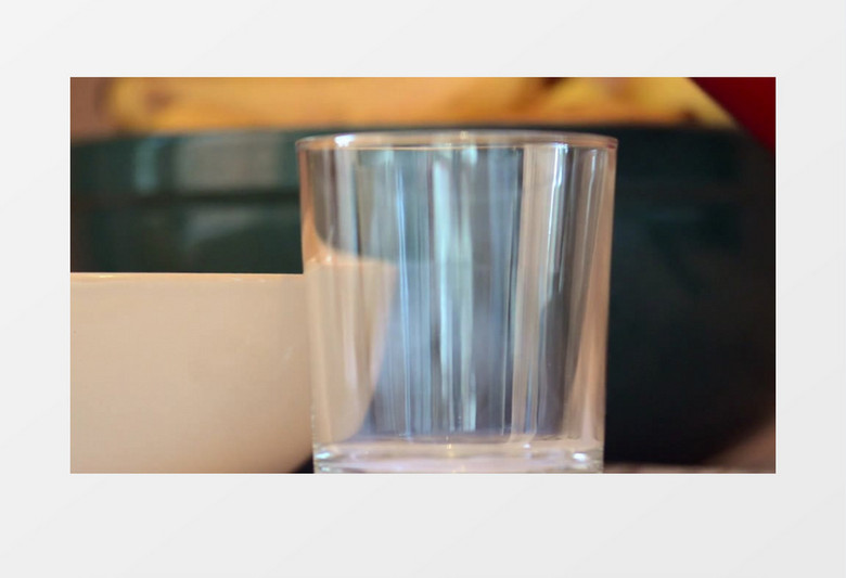高清实拍在一个玻璃杯中倒入牛奶的过程实拍视频素材