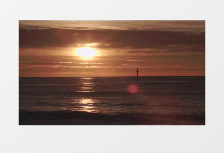 高清实拍傍晚夕阳的余晖洒向汹涌的海水实拍视频素材