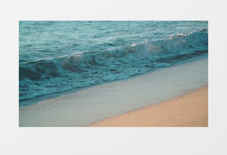 高清实拍波涛汹涌的海水拍打着沙滩实拍视频素材