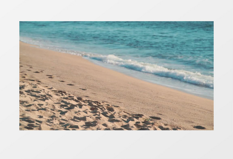 高清实拍一个男子漫步在被海水不断拍打的沙滩上实拍视频素材