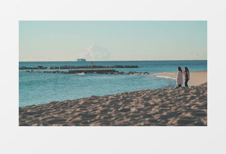 高清实拍海水的涨落及两个美丽的女孩在海边戏水实拍视频素材