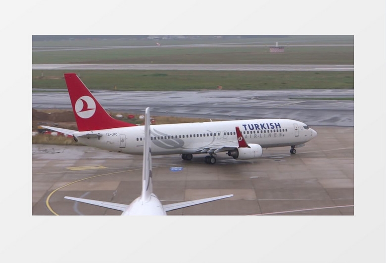 高清实拍在飞机场飞机缓缓移动实拍视频素材