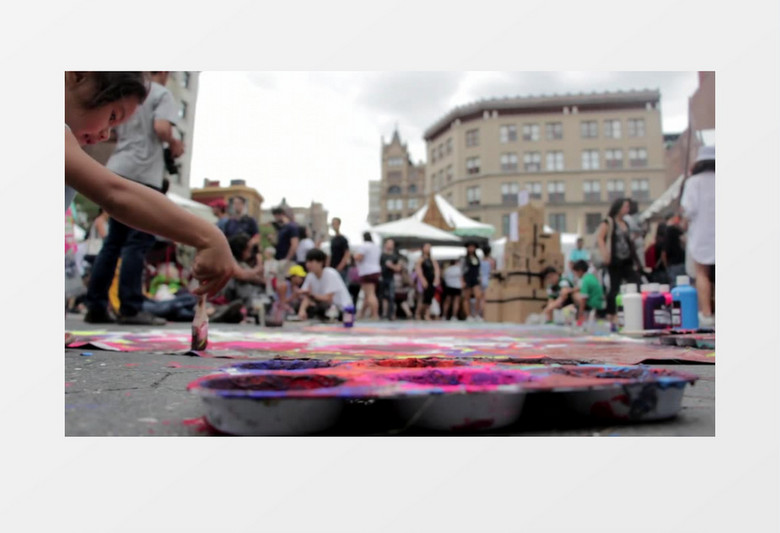 街道上绘画的小男孩实拍视频素材