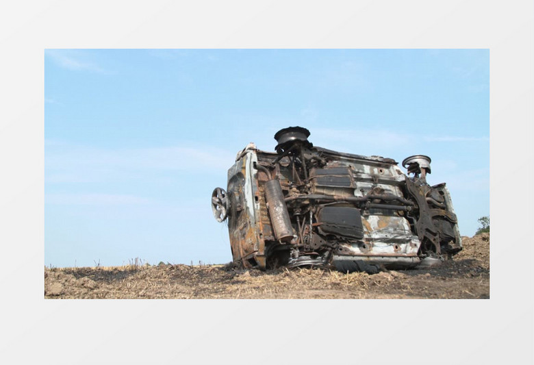 高清实拍翻到在悬崖边上的一辆报废汽车实拍视频素材mp4