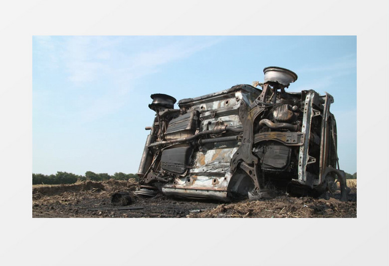 高清实拍一辆翻到在悬崖边上的报废汽车实拍视频素材