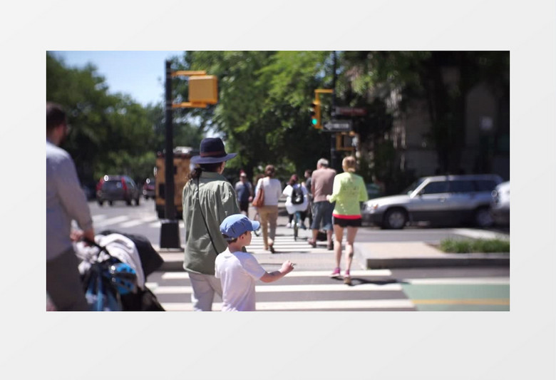 高清实拍街口行人快速有序的通过路口实拍视频素材