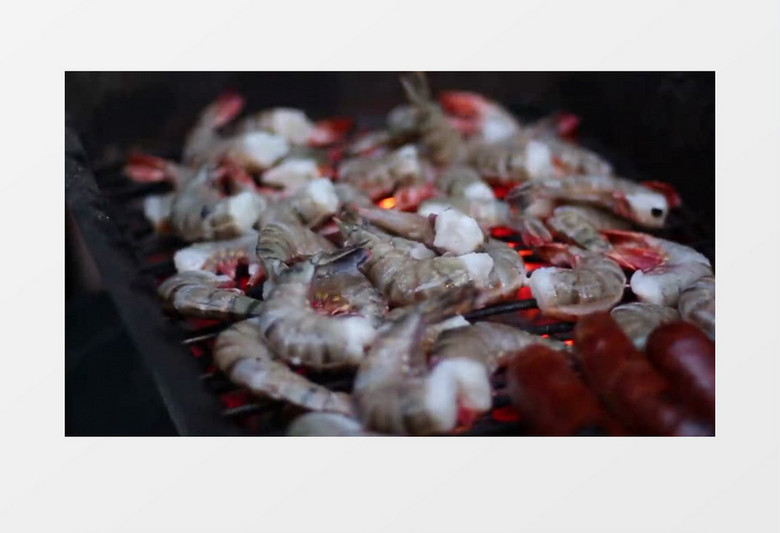 烤架上烤美味的小龙虾实拍视频素材