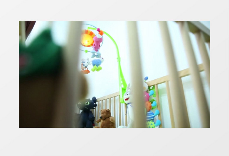 近距离拍摄新生儿床边摆满可爱布偶玩具实拍视频素材
