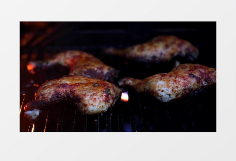 近距离拍摄烤架上烤制鸡腿美味诱人实拍视频素材