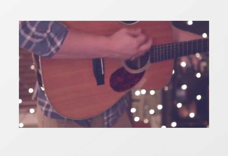外国歌手在自弹自唱实拍视频素材