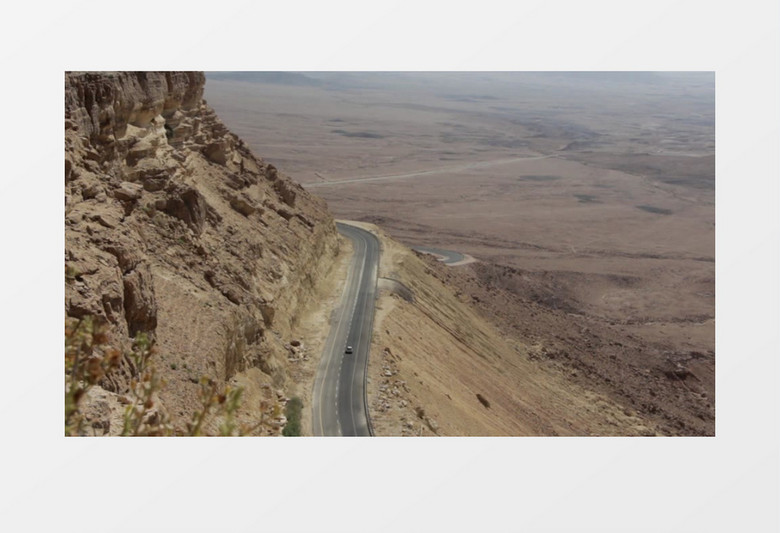 孤独行走在沙漠上的汽车视频素材