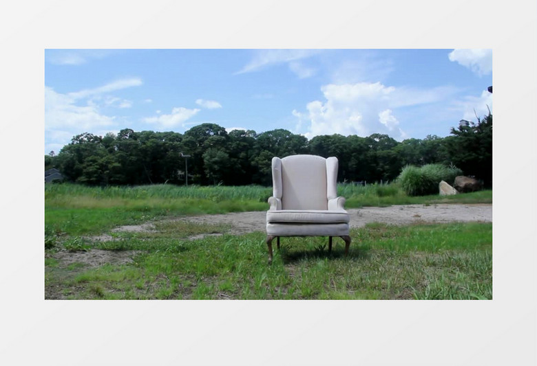 被丢弃在草地上孤独的家具实拍视频素材