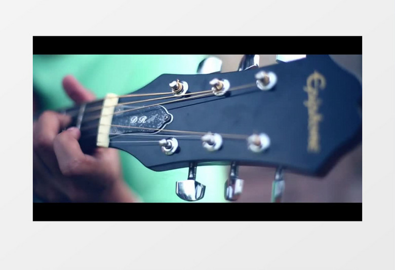 吉他手用吉他演奏优美的声音实拍视频
