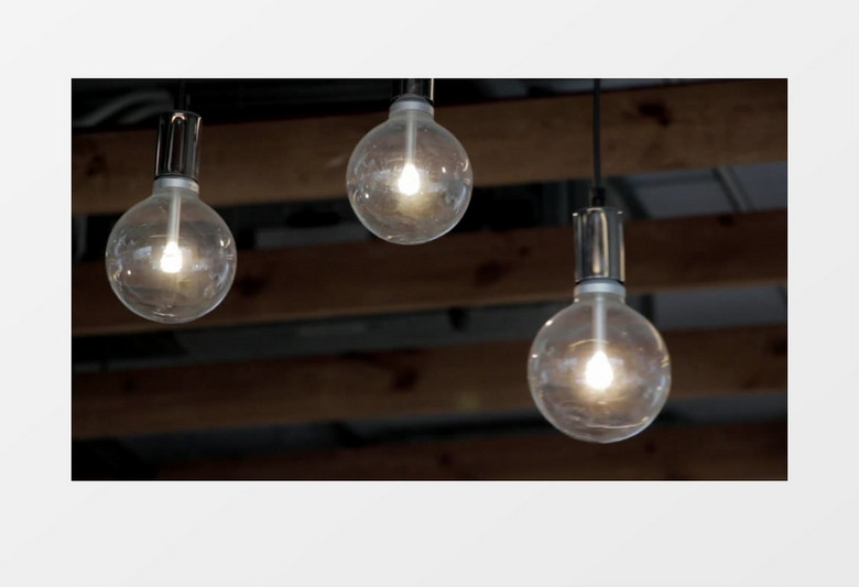 廊檐上悬挂的灯泡摇晃实拍视频