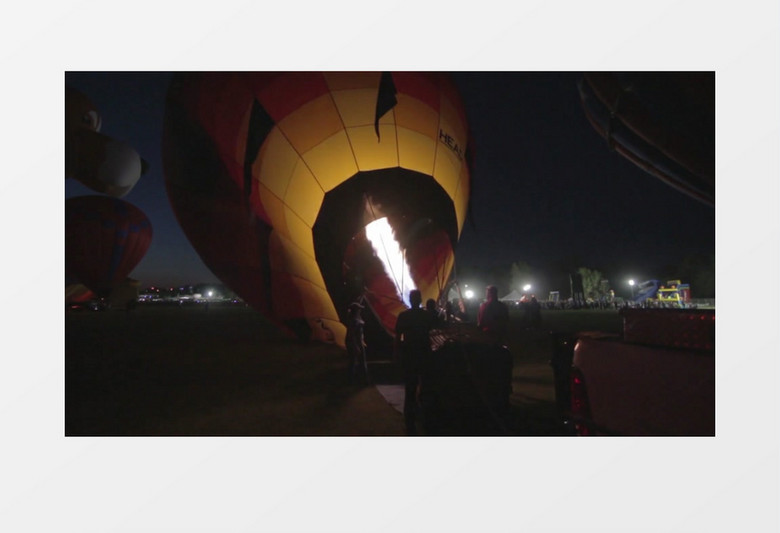 黑夜里多人合力点燃动力之火大型热气球实拍视频素材