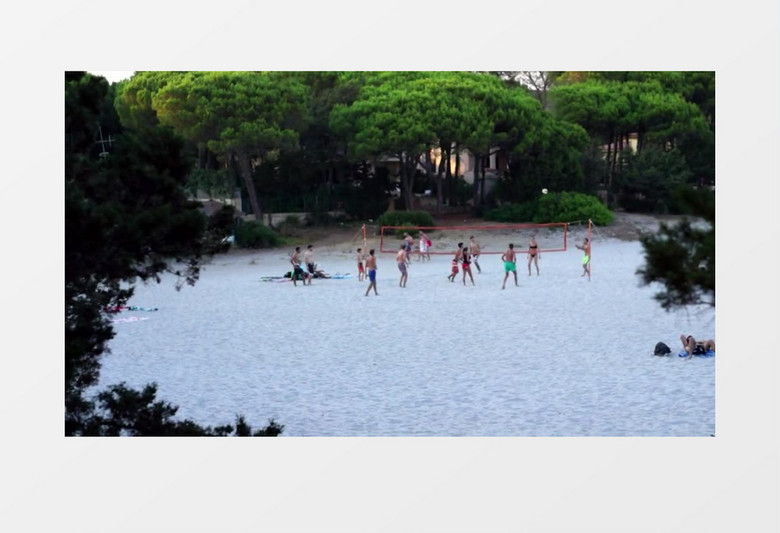 人们在沙滩玩排球实拍视频MP4