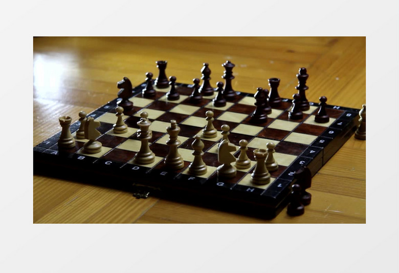 棋盘上的国际象棋不断移动变换位置实拍视频素材