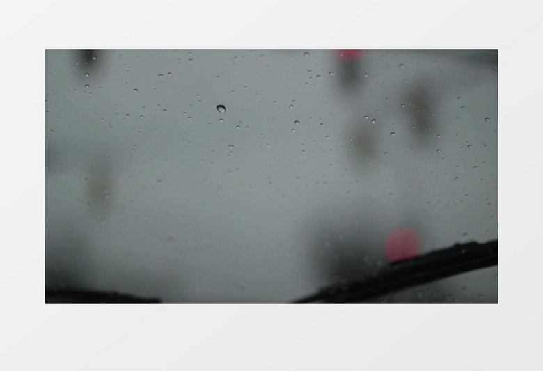 高清近距离特写拍摄下雨天汽车挡风玻璃落满雨点雨刷器摆动实拍视频素材