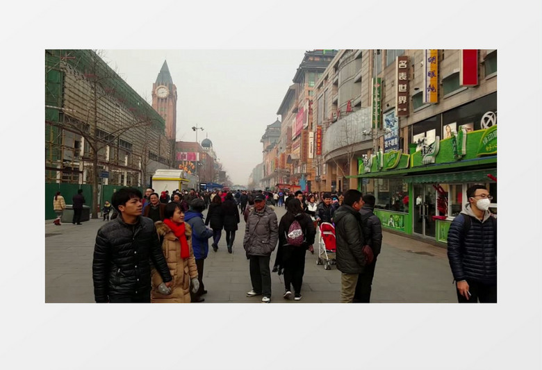 中国北京王府井街头行走的人群实拍视频素材