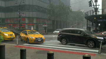 高清实拍在下雨天气道路上的车辆以及一对快速上车的情侣乘客实拍视频素材