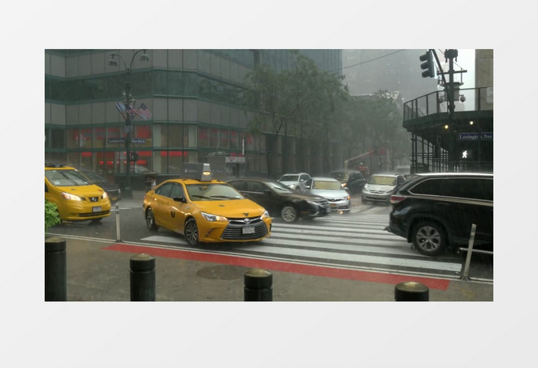 高清实拍在下雨天气道路上的车辆以及一对快速上车的情侣乘客实拍视频素材
